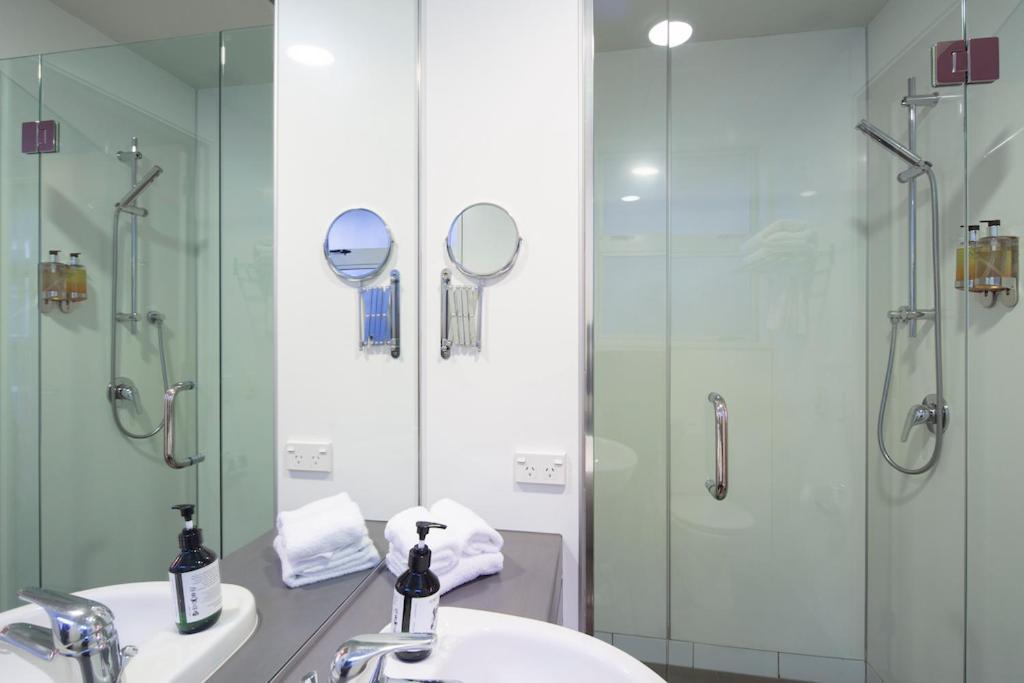 Absolute Lakefront Location - 3 Bedroom Apartment Queenstown Kültér fotó