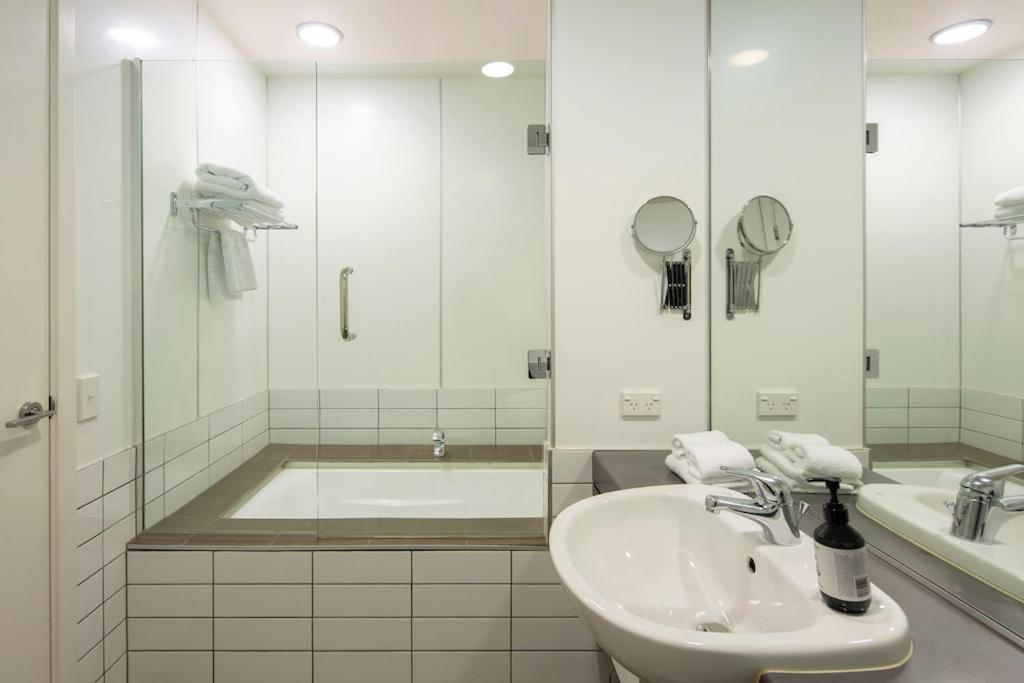 Absolute Lakefront Location - 3 Bedroom Apartment Queenstown Kültér fotó