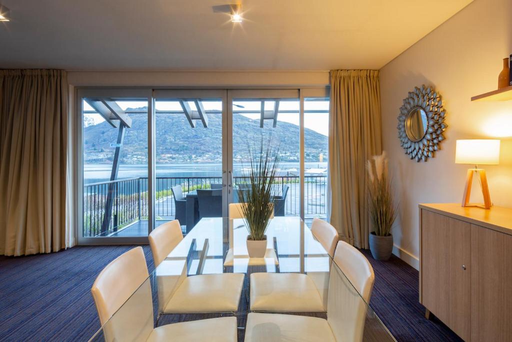 Absolute Lakefront Location - 3 Bedroom Apartment Queenstown Kültér fotó